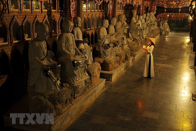 Khám phá vẻ đẹp về đêm của ngôi chùa lớn nhất Việt Nam