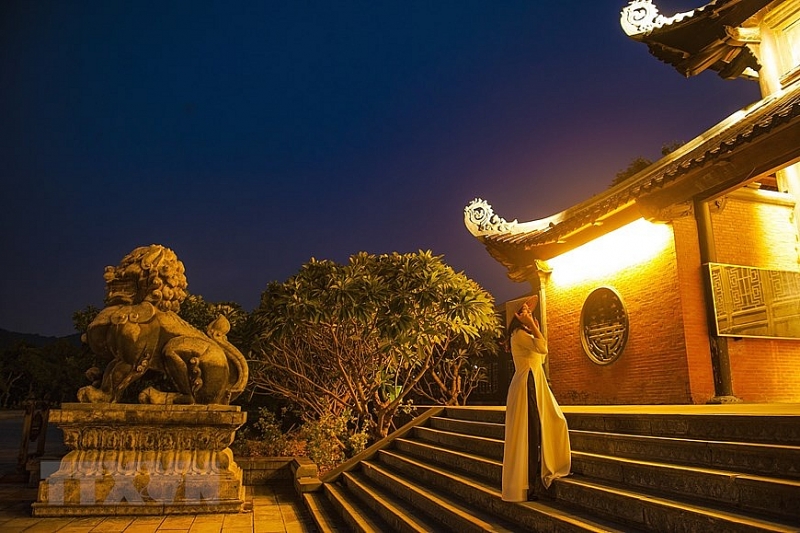 Khám phá vẻ đẹp về đêm của ngôi chùa lớn nhất Việt Nam