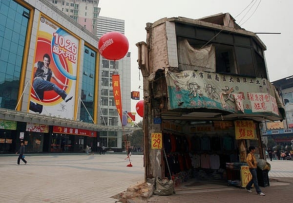 Những 'nhà đinh' chắn giữa đường ở Trung Quốc