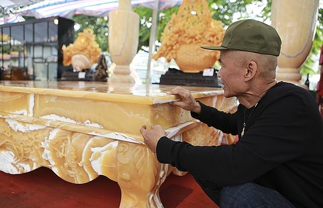 Chiêm ngưỡng chiếc sập bằng đá “độc nhất vô nhị” ở Hà Nội