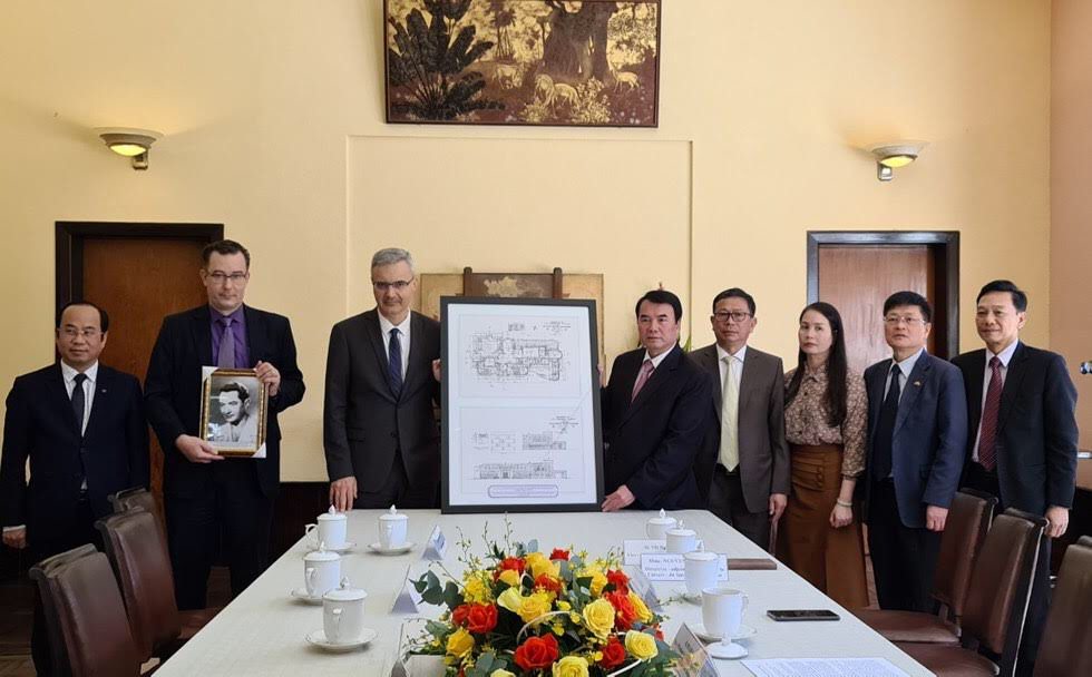 Đại sứ Pháp tặng tỉnh Lâm Đồng bản sao số hóa thiết kế Dinh 3 Bảo Đại