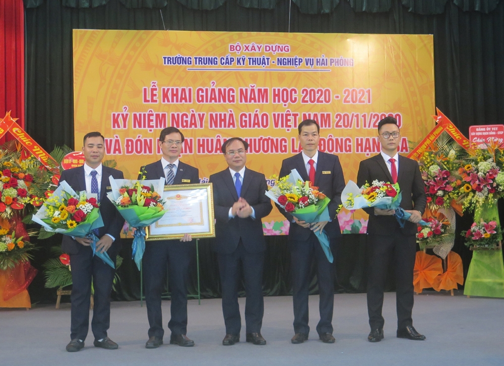 Thứ trưởng Bộ Xây dựng Nguyễn Văn Sinh dự Lễ khai giảng tại trường Trung cấp Kỹ thuật - Nghiệp vụ Hải Phòng