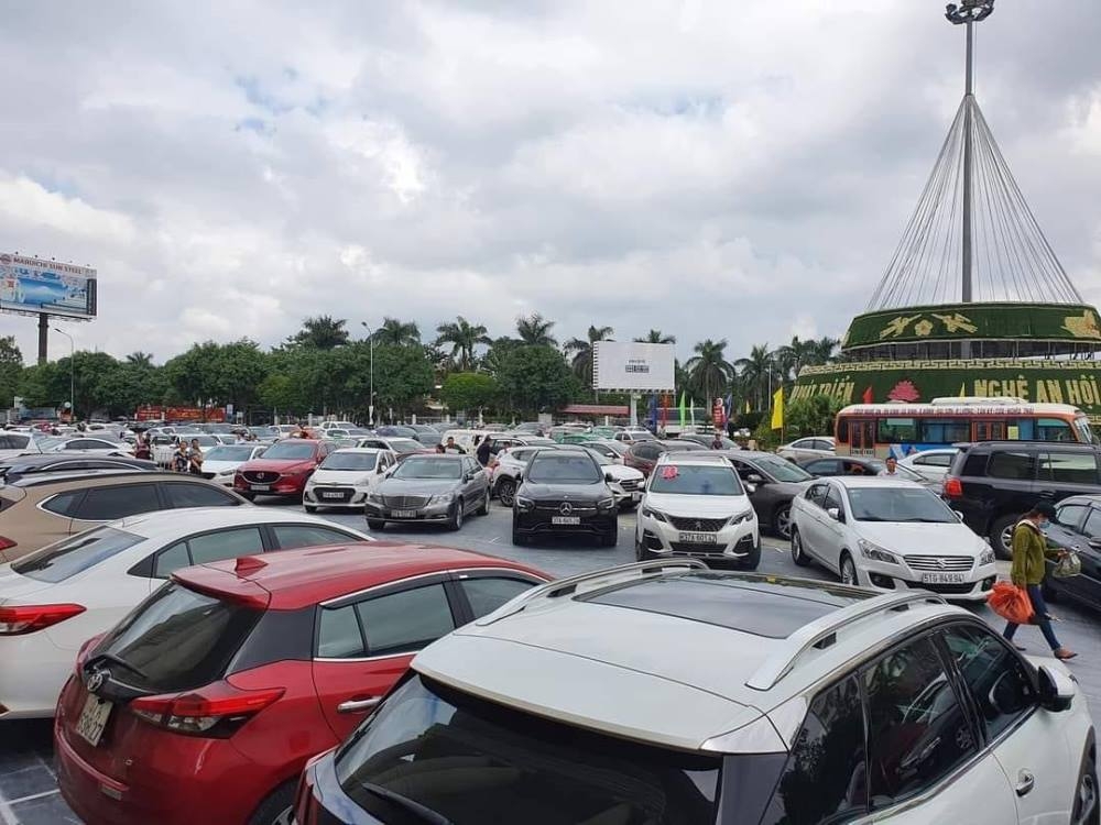 Nghệ An: Trung tâm Hội nghị Summer để khách lấn chiếm Quốc lộ 1A đỗ xe