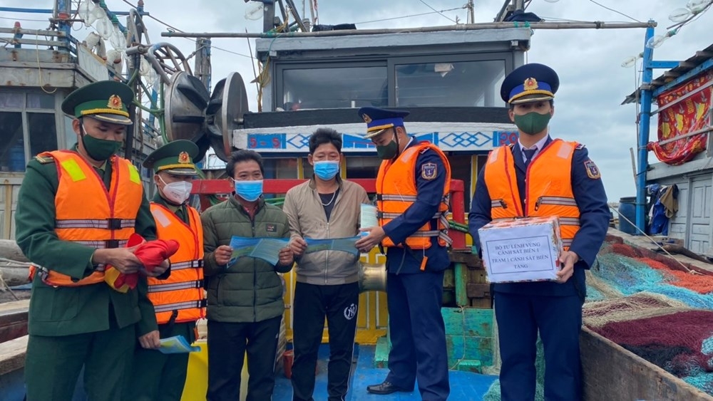 Hải Phòng: Cảnh sát biển tuyên truyền IUU cho ngư dân Bạch Long Vỹ