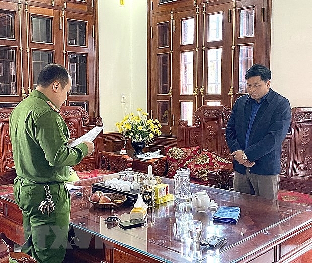 Ông Nguyễn Ích Chánh, nguyên Chủ tịch UBND huyện Bảo Lạc, tỉnh Cao Bằng nghe lệnh khởi tố. (Ảnh: TTXVN phát)