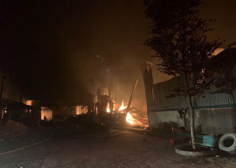Thanh Hóa: Xưởng sản xuất đũa bốc cháy trong đêm