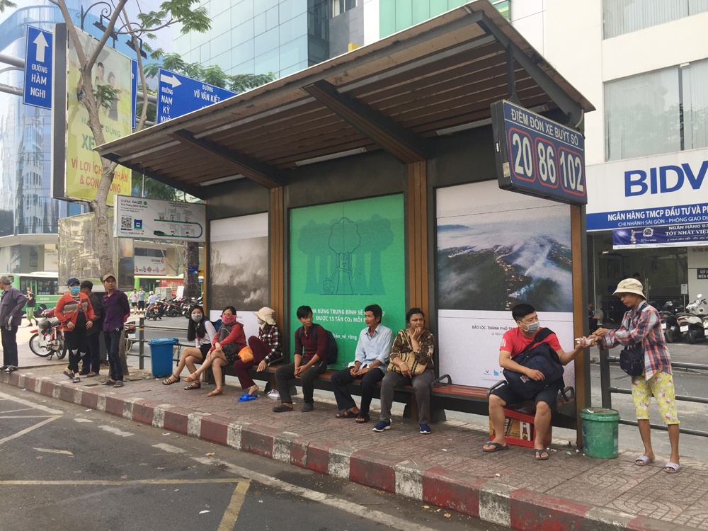Triển lãm ảnh về ô nhiễm không khí tại trạm xe buýt Hàm Nghi