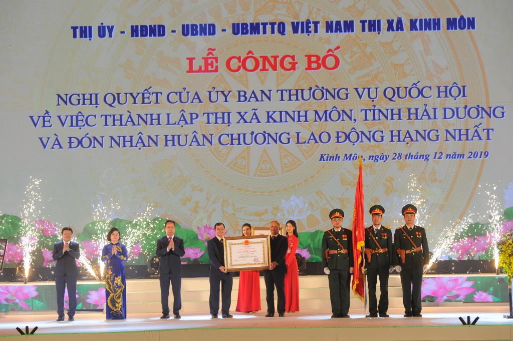 Lễ công bố thành lập thị xã Kinh Môn và đón nhận Huân chương Lao động hạng Nhất