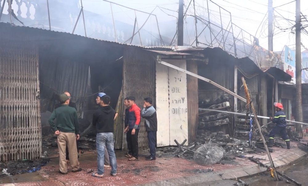 Bắc Giang: Hỏa hoạn thiêu rụi 7 kiot hàng hóa