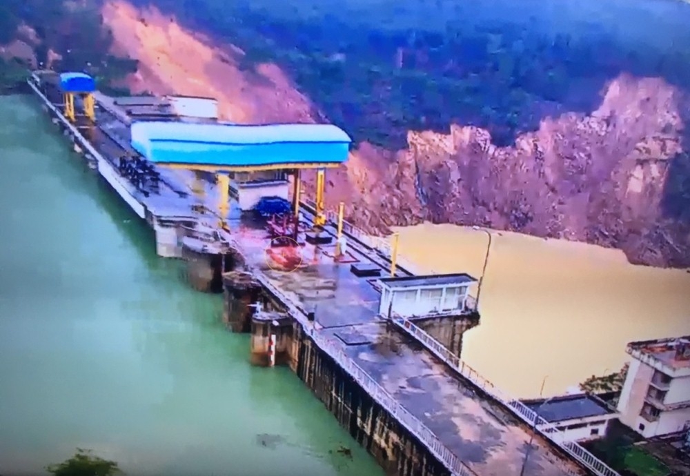 Lạnh người cảnh sạt lở kinh hoàng ở hạ lưu thủy điện tại TT-Huế