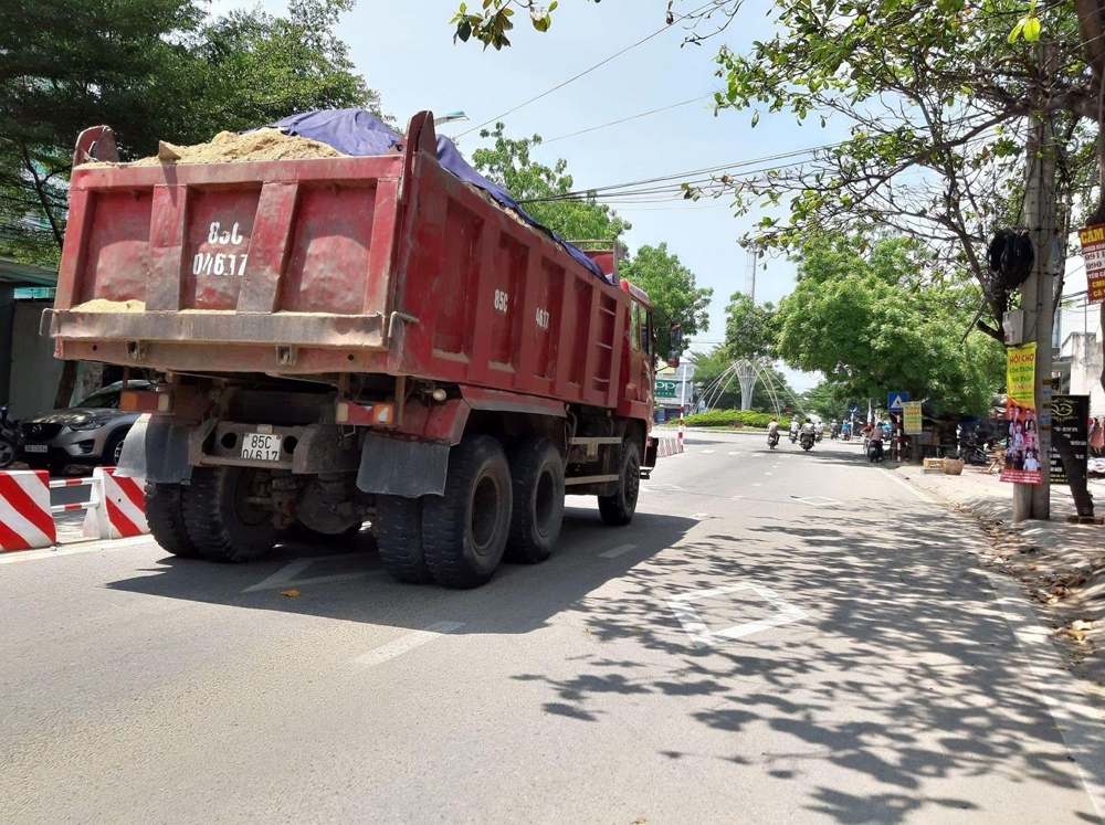 Ninh Thuận: Tiềm ẩn nhiều nguy cơ tai nạn giao thông từ xe chở vật liệu quá khổ, quá tải