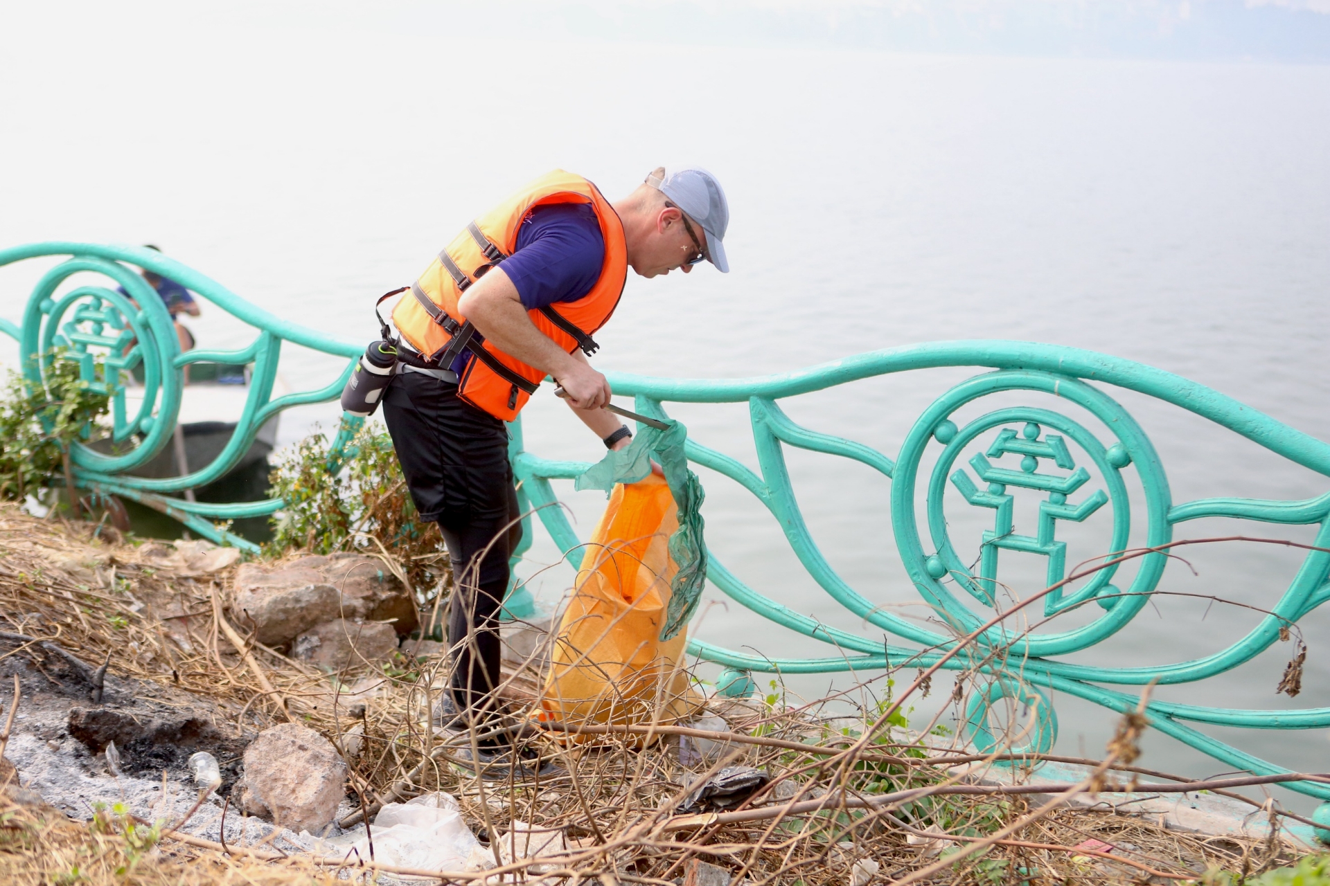 Đại sứ Anh tại Việt Nam cùng cựu học giả học bổng Chính phủ Anh tham gia thu gom rác ở Hồ Tây