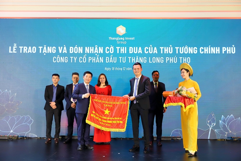 Tập đoàn Đầu tư Thăng Long: Đón nhận Cờ thi đua và Bằng khen của Thủ tướng Chính phủ