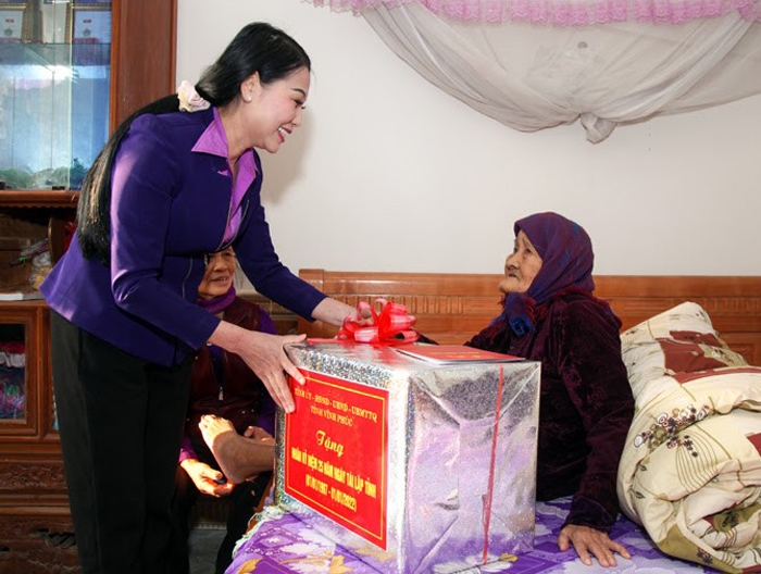 Vĩnh Phúc: Bí thư Tỉnh ủy thăm, tặng quà Mẹ Việt Nam anh hùng nhân kỷ niệm 25 năm tái lập tỉnh