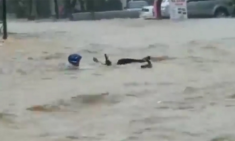 Nước lũ cuốn trôi người và xe ở Quy Nhơn