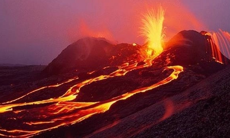 Núi lửa ở Hawaii phun dung nham cao 60 m