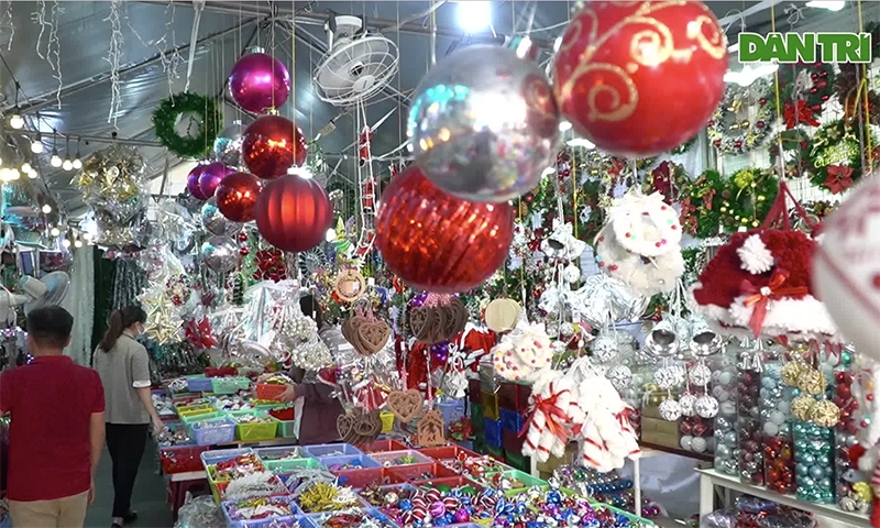 Người dân TPHCM "tranh thủ" mua sắm đồ trang trí Noel
