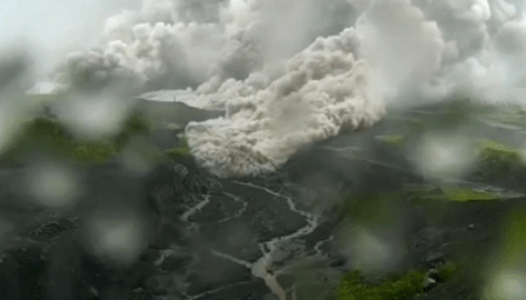 Đám mây tro bụi nuốt chửng đảo Java ở Indonesia