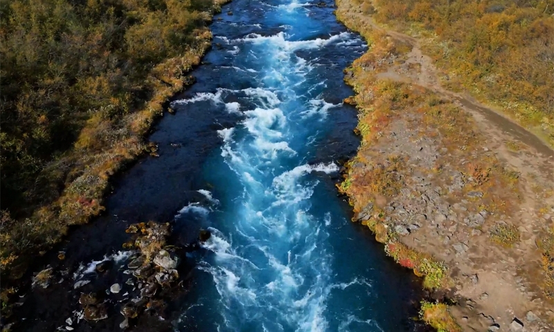 'Thác nước' xuất hiện giữa dòng sông ở Iceland