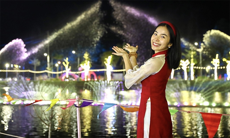 Du khách trẩy hội hoa đào, ngắm nhạc nước tại Lạng Sơn