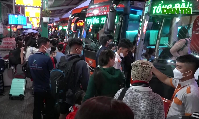 Người dân về quê đón Tết: Bến xe đông nghẹt, cửa ngõ phía Tây kẹt kéo dài