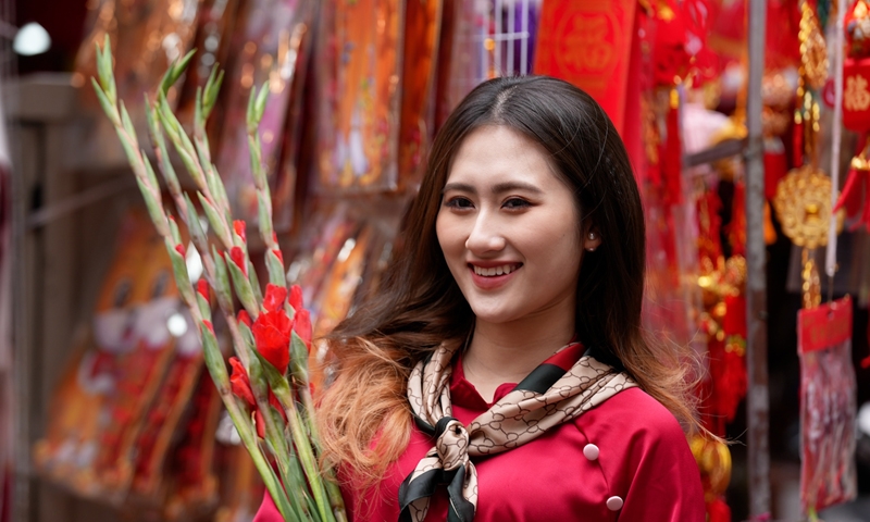 Người Hà Nội chen chúc chụp hình ở chợ hoa Hàng Lược