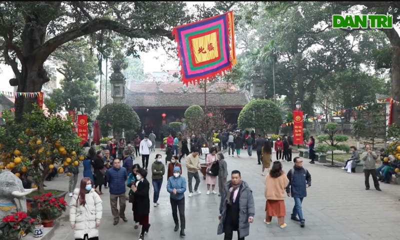 Người Hà Nội đi lễ chùa, dạo phố tận hưởng "hương Tết" ngày đầu năm mới