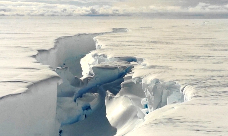 Tảng băng khổng lồ vỡ khỏi thềm băng Nam Cực