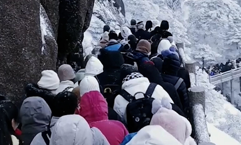 Hàng nghìn du khách mắc kẹt trên núi ở Trung Quốc