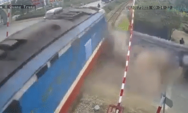 Khoảnh khắc tàu hỏa hất tung xe chở thép tại Thường Tín