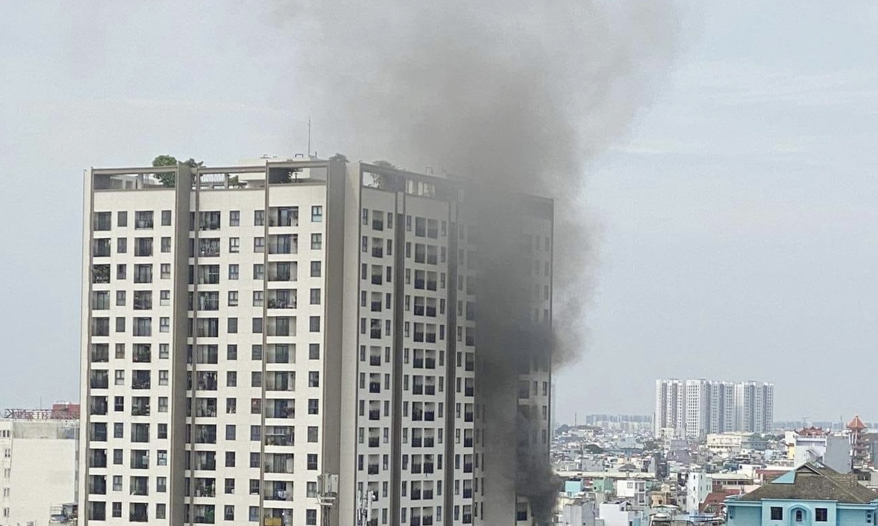 Khoảnh khắc đám cháy bao trùm căn hộ chung cư ở TP.HCM