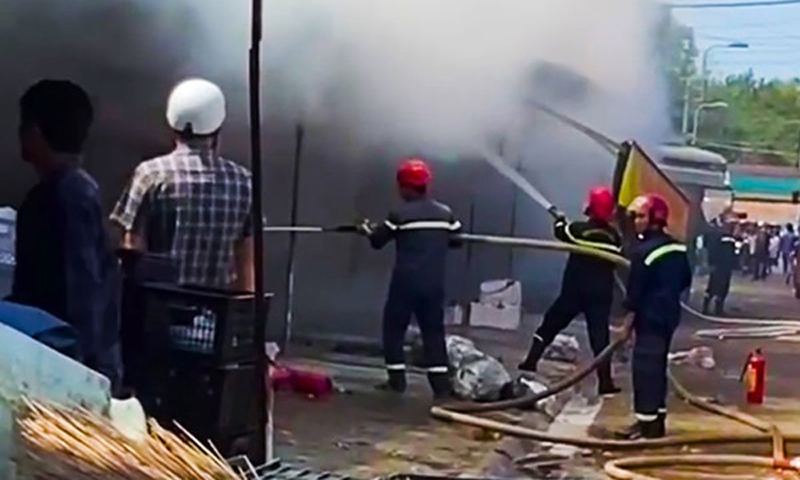 Đồng Nai: Đám cháy lớn thiêu rụi 8 ki ốt trái cây tại chợ Long Khánh