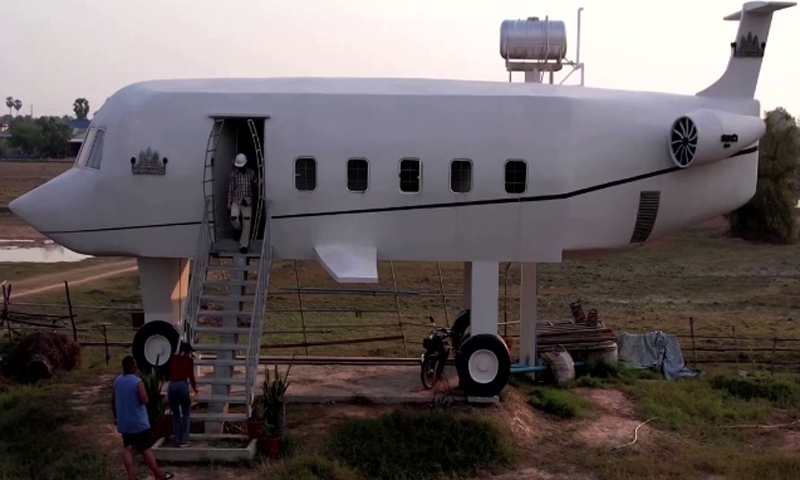 Ngôi nhà máy bay bằng bê tông hút du khách ở Campuchia