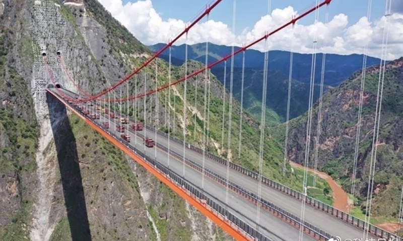 Cầu treo xuyên núi cao nhất thế giới giúp thời gian di chuyển còn 1 phút