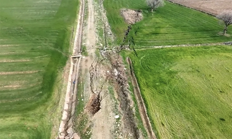 Vết nứt lớn từ góc nhìn trên cao sau thảm họa động đất tại Thổ Nhĩ Kỳ