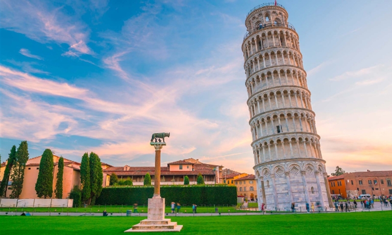 Lý do tháp Pisa nghiêng
