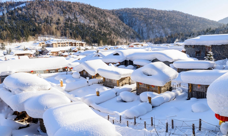 Ngôi làng hơn nửa năm bị tuyết bao phủ