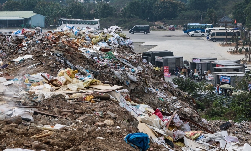 Bãi rác 'khổng lồ' vây kín chung cư ở Hà Nội