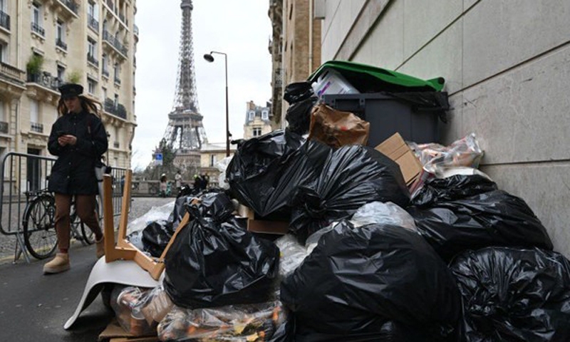 Paris hoa lệ bốc mùi, ngập trong rác thải khiến du khách thất vọng