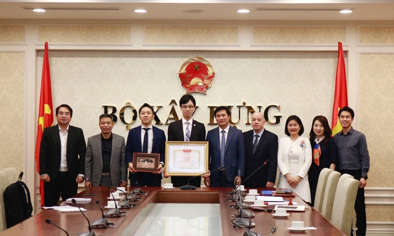 Trao tặng Bằng khen của Bộ trưởng Bộ Xây dựng cho Bí thư thứ hai, Đại sứ quán Nhật Bản tại Việt Nam