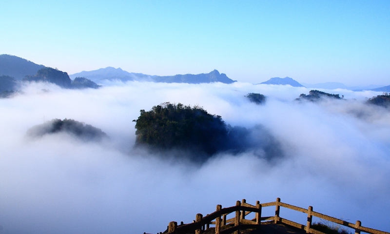 Biển mây bao phủ ngọn núi ở Trung Quốc