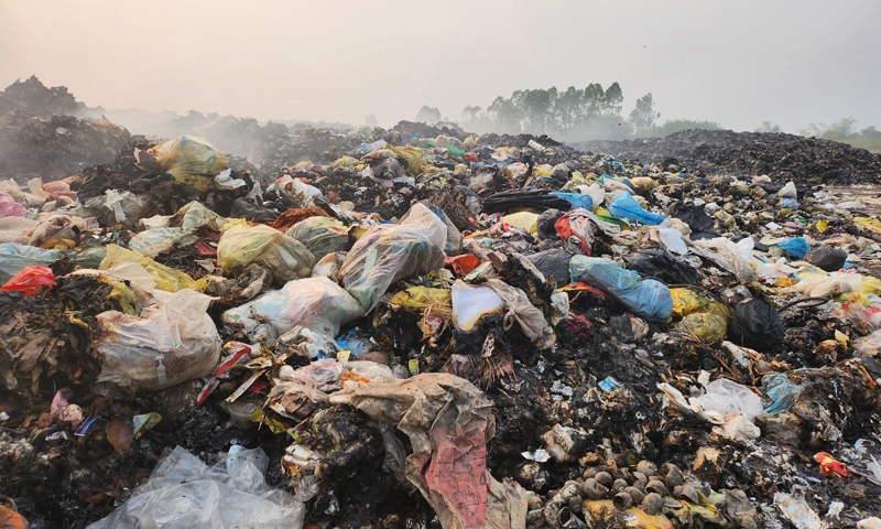 Dân 2 tỉnh "ngộp thở" vì bãi rác ở xã nông thôn mới chất cao như núi