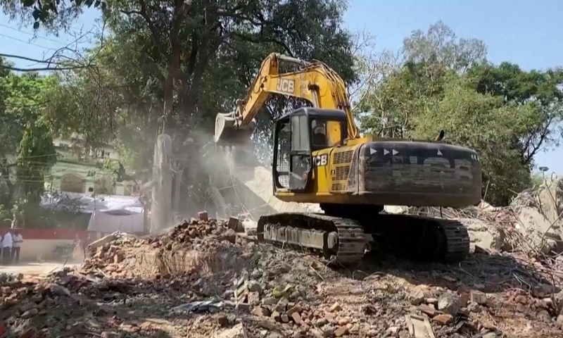 Phá hủy ngôi đền từng sạt lở khiến 36 người chết ở Ấn Độ