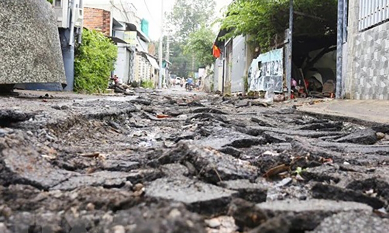 Nhiều tuyến đường ở Đồng Nai bị bong tróc sau mưa lớn