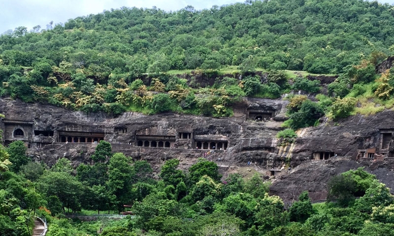 Quần thể chùa hang cổ trên vách núi đá ở Ấn Độ