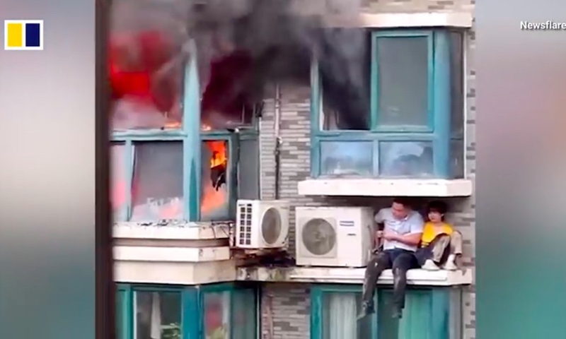 Người đàn ông Trung Quốc tay không leo lên toà nhà đang bốc cháy cứu người