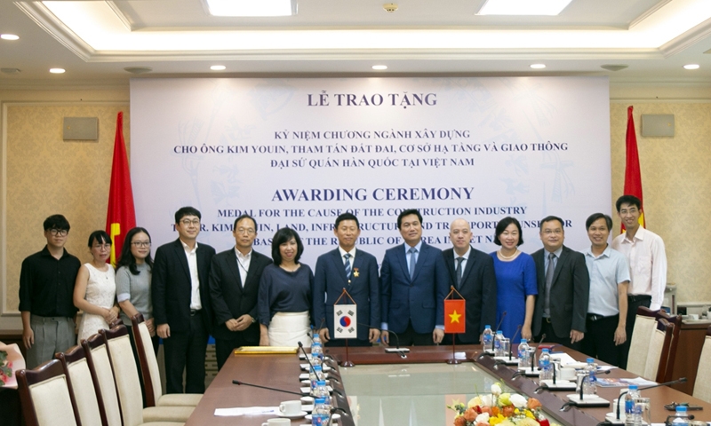 Trao Kỷ niệm chương Vì sự nghiệp Xây dựng cho Tham tán Đại sứ quán Hàn Quốc tại Việt Nam