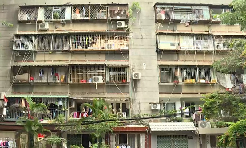 'Chuồng cọp' vây kín chung cư cũ ở TP Hồ Chí Minh