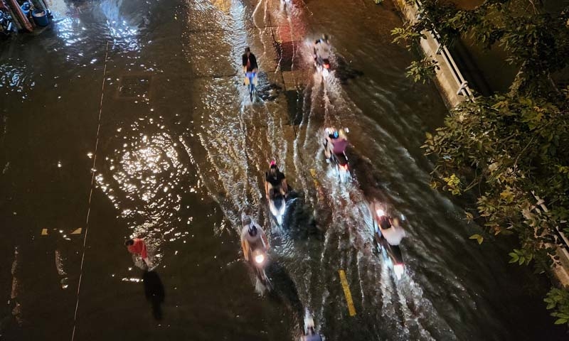 Triều cường dâng cao, nhiều tuyến đường ở TP Hồ Chí Minh bị ngập