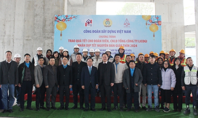 Thứ trưởng Bộ Xây dựng Nguyễn Văn Sinh thăm và tặng quà người lao động nhân dịp Tết Giáp Thìn 2024